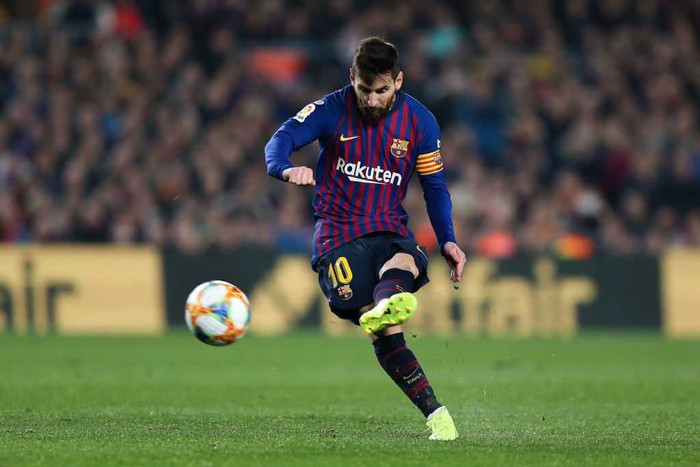 Hé lộ bức màn bí ẩn đằng sau những cú đá phạt của Messi: Kỹ thuật thượng thừa khiến mọi thủ môn phải bó tay nhưng đi kèm hiểm họa đối với người không chuyên - Ảnh 1.
