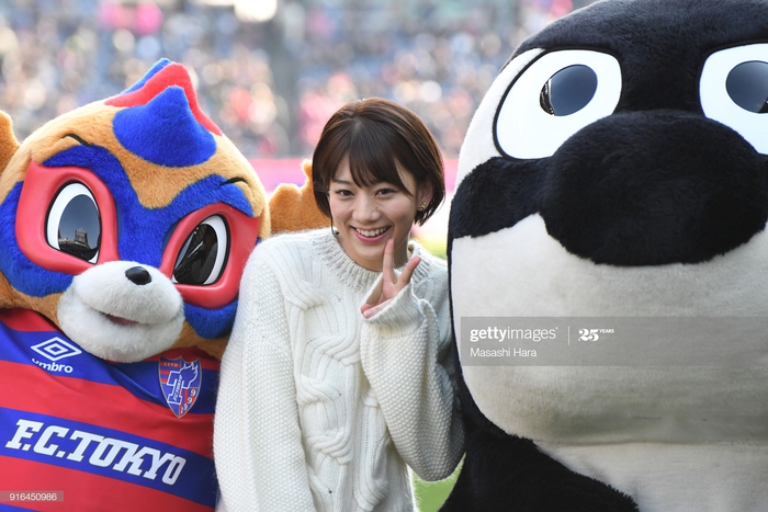 Ngẩn ngơ trước nhan sắc của nữ giám đốc J.League: Nụ cười dễ thương cùng thân hình nóng bỏng khiến người yêu bóng đá Nhật Bản &quot;phát cuồng&quot; - Ảnh 2.