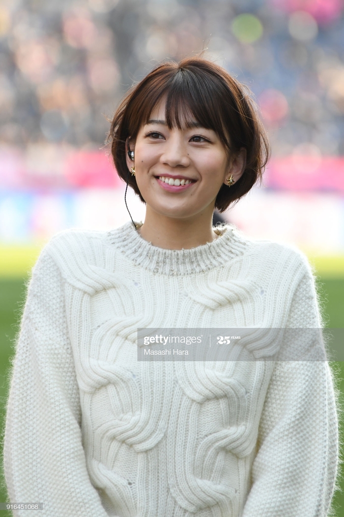 Ngẩn ngơ trước nhan sắc của nữ giám đốc J.League: Nụ cười dễ thương cùng thân hình nóng bỏng khiến người yêu bóng đá Nhật Bản &quot;phát cuồng&quot; - Ảnh 1.