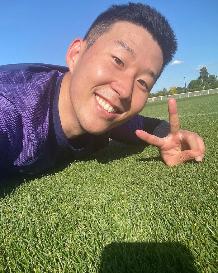 Son Heung-min thể hiện tình yêu bất diệt với bóng đá, mới trở lại Tottenham đã sà xuống ngay để selfie cùng sân cỏ - Ảnh 1.