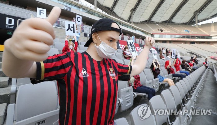 Để búp bê tình dục lên khán đài thay khán giả, đội bóng Hàn Quốc bị phạt 1,9 tỷ đồng - Ảnh 2.