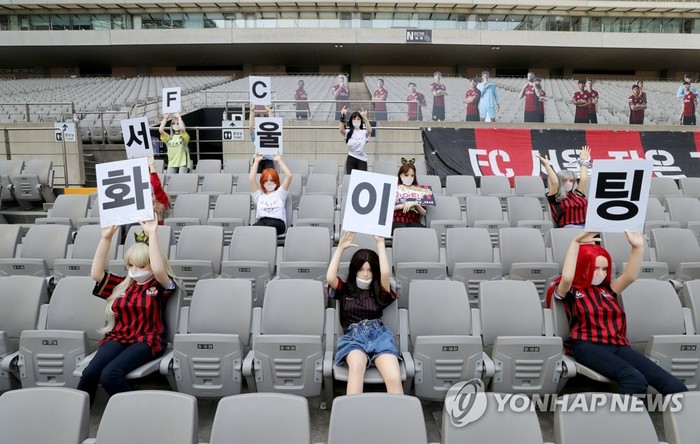 Để búp bê tình dục lên khán đài thay khán giả, đội bóng Hàn Quốc bị phạt 1,9 tỷ đồng - Ảnh 1.