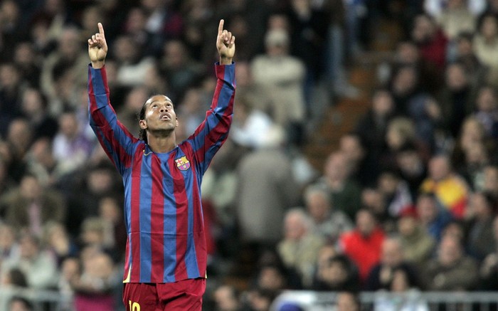 Tiết lộ lý do thực sự khiến Ronaldinho bị tống khỏi Barca, nguyên nhân chính liên quan tới Messi - Ảnh 1.
