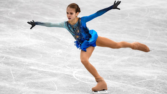 Ngả mũ trước nữ hoàng trượt băng nghệ thuật người Nga: Mới 15 tuổi đã sở hữu tới 4 kỷ lục Guinness - Ảnh 1.