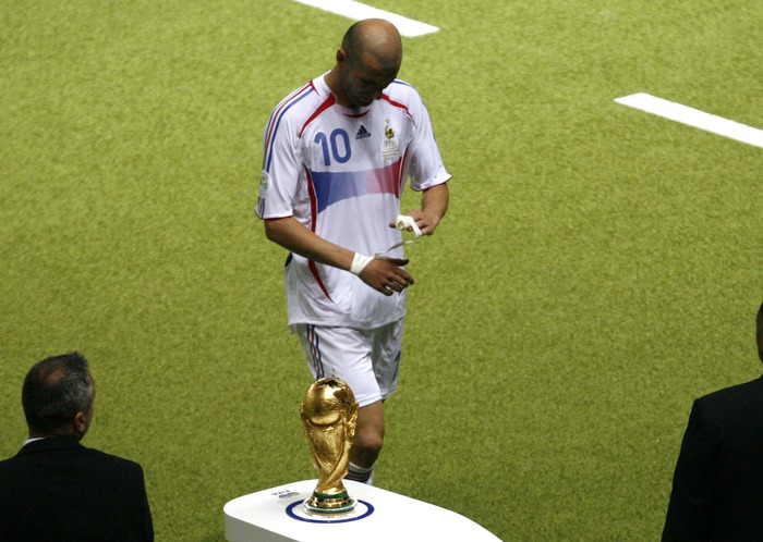 Sau 14 năm, nguyên nhân cú húc đầu của Zidane mới được hé lộ bởi chính thủ phạm, gã phản diện bị ghét nhất lịch sử bóng đá - Ảnh 2.