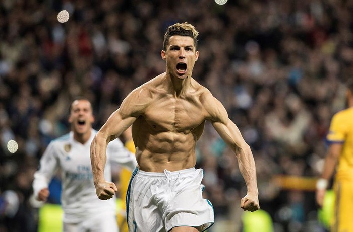 Sở hữu thân hình 6 múi chuẩn đét nhưng thật ngạc nhiên, Ronaldo vẫn bị đánh giá thấp hơn đồng đội &quot;bom xịt&quot; ở Real Madrid - Ảnh 1.