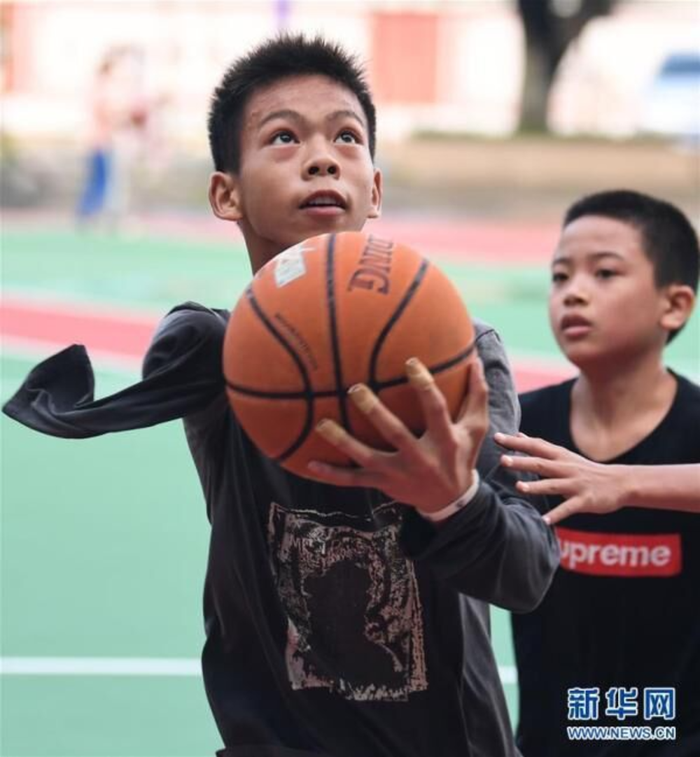 Nghị lực mạnh mẽ cùng ước mơ thi đấu bóng rổ chuyên nghiệp của cậu bé chỉ còn một tay - Ảnh 1.