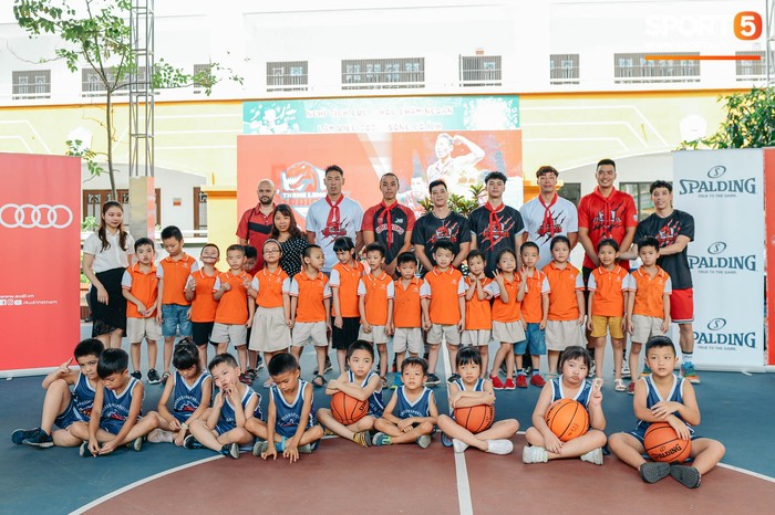 Tham gia &quot;School Visit&quot; cùng các em học sinh trường Phương Nam, dàn cầu thủ cực phẩm của Thang Long Warriors trở lại tuổi thơ cùng khăn quàng đỏ - Ảnh 13.