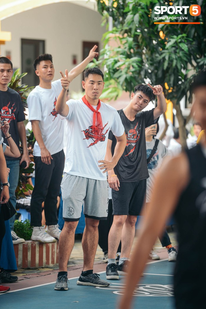 Tham gia &quot;School Visit&quot; cùng các em học sinh trường Phương Nam, dàn cầu thủ cực phẩm của Thang Long Warriors trở lại tuổi thơ cùng khăn quàng đỏ - Ảnh 18.
