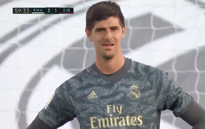 Đang từ vị thế người hùng, anh chàng thủ môn đắt giá của Real Madrid bất ngờ nhận bàn thua tấu hài khiến đồng đội cũng phải bật cười - Ảnh 2.