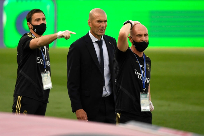 Đang từ vị thế người hùng, anh chàng thủ môn đắt giá của Real Madrid bất ngờ nhận bàn thua tấu hài khiến đồng đội cũng phải bật cười - Ảnh 9.