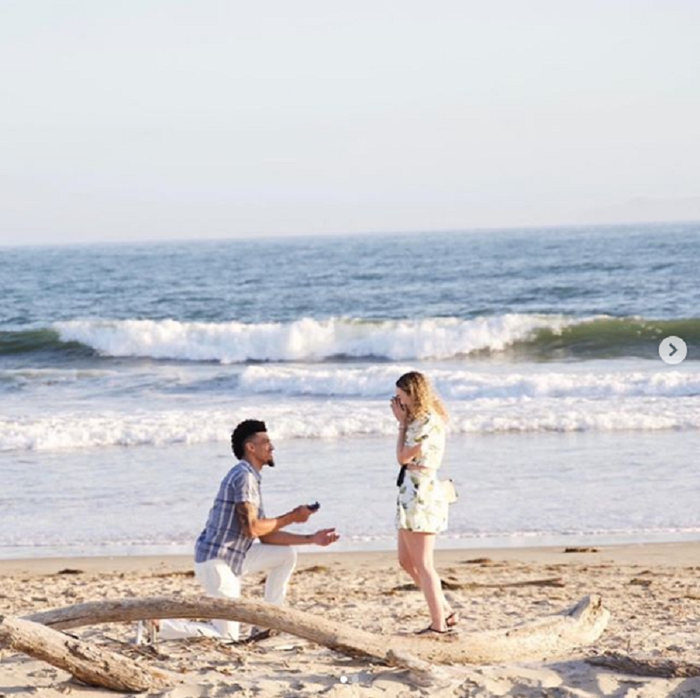 Sao NBA Danny Green cầu hôn thành công bạn gái bên bờ biển: Mối tình 5 năm và chiếc nhẫn xứng đáng dành cho em! - Ảnh 2.