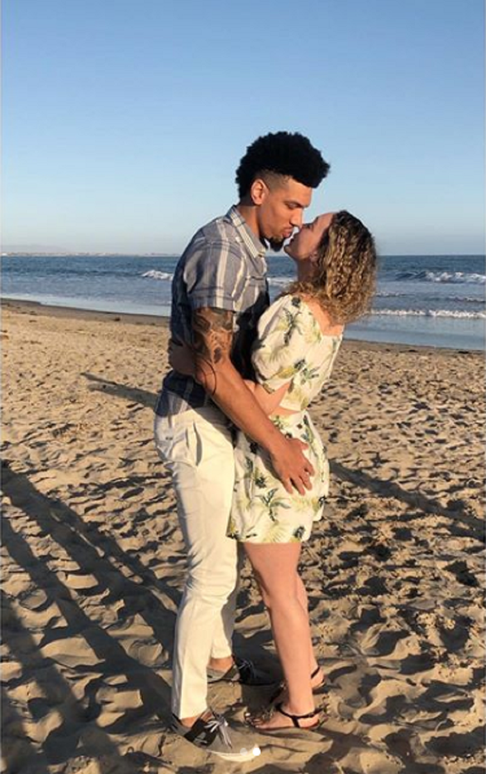 Sao NBA Danny Green cầu hôn thành công bạn gái bên bờ biển: Mối tình 5 năm và chiếc nhẫn xứng đáng dành cho em! - Ảnh 3.