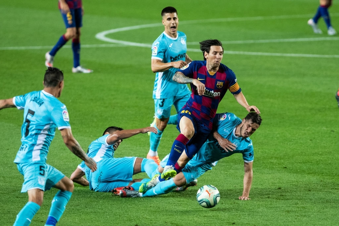 Khoảnh khắc đối thủ vứt hết liêm sỉ để ngăn cản Messi: Khán giả bối rối không biết đang xem bóng đá hay bóng bầu dục? - Ảnh 3.