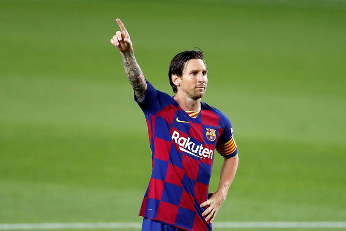 Messi trong ngày ghi bàn thắng thứ 700: Biến đối phương thành thành hề bằng một cú chích bóng, sáng tạo ra phong cách ăn mừng mới nhưng hết trận vẫn không thể nở nụ cười - Ảnh 4.