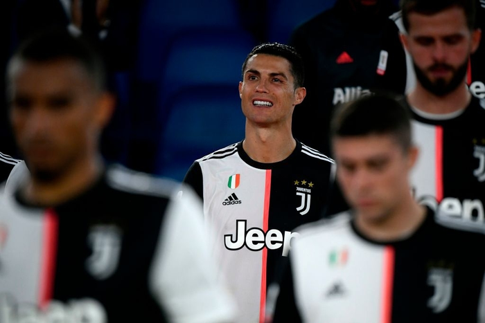 Ronaldo nhăn mặt, lộ rõ vẻ buồn chán khi cùng đồng đội đánh rơi danh hiệu thứ 2 mùa này - Ảnh 2.