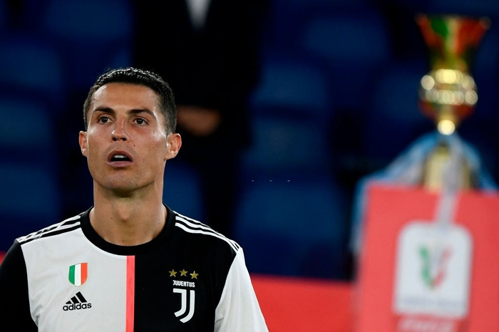 Ronaldo nhăn mặt, lộ rõ vẻ buồn chán khi cùng đồng đội đánh rơi danh hiệu thứ 2 mùa này - Ảnh 1.