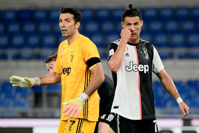 Ronaldo nhăn mặt, lộ rõ vẻ buồn chán khi cùng đồng đội đánh rơi danh hiệu thứ 2 mùa này - Ảnh 7.