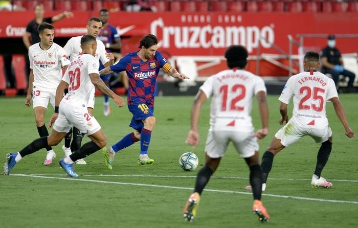 Messi may mắn thoát thẻ đỏ vì nổi cáu, Barcelona vẫn nhận kết quả không như ý - Ảnh 2.