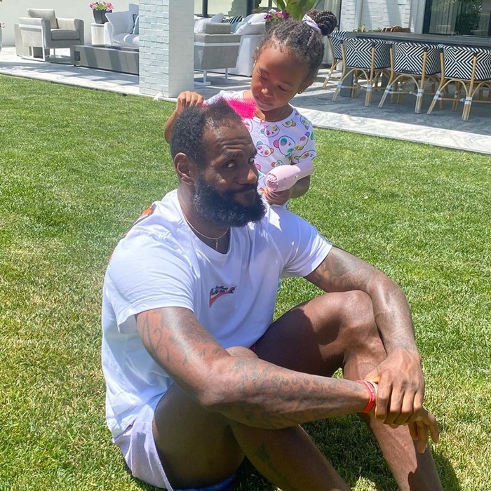 LeBron James gây sốt cộng động mạng với khoảnh khắc đáng yêu bên cạnh con gái nhân &quot;Ngày của Cha&quot; - Ảnh 2.