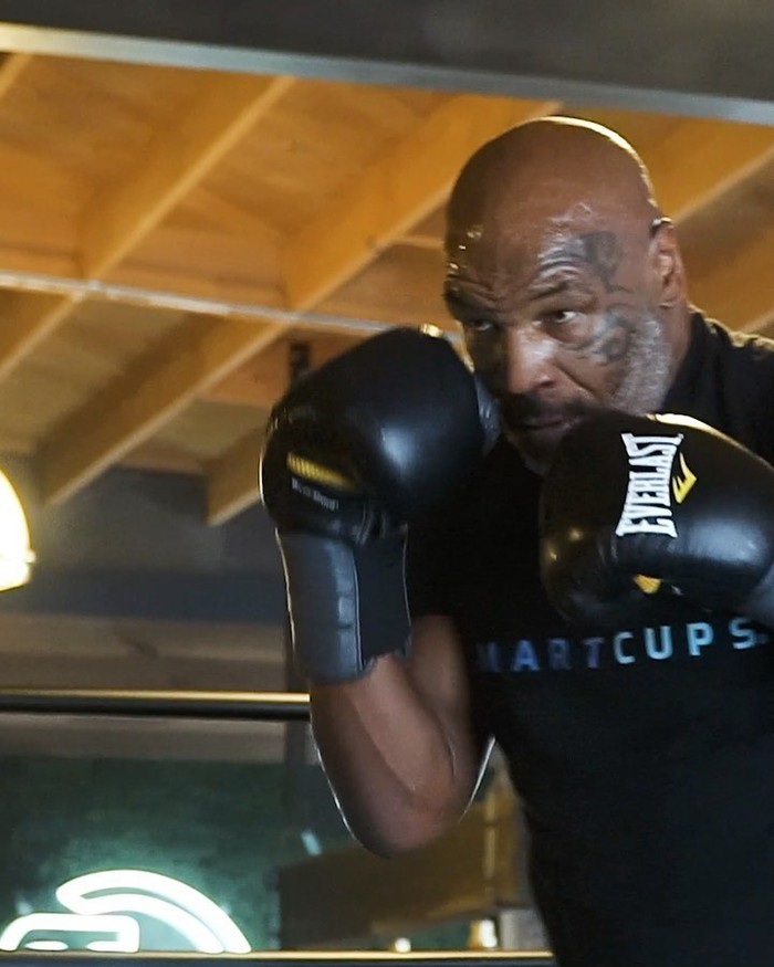 Huyền thoại Mike Tyson thể hiện sức mạnh và tốc độ khó tin trong đoạn video tập luyện mới nhất - Ảnh 2.