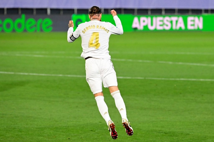 Sút phạt đẳng cấp và ăn mừng như Ronaldo, chàng thủ quân điển trai lại tỏa sáng giúp Real đòi ngôi đầu từ tay Barca - Ảnh 5.