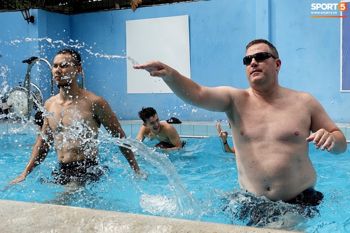 HLV Kevin Yurkus suýt ... mất quần dưới bể bơi khi tập cực sung, cho học trò &quot;hít khói&quot; - Ảnh 3.