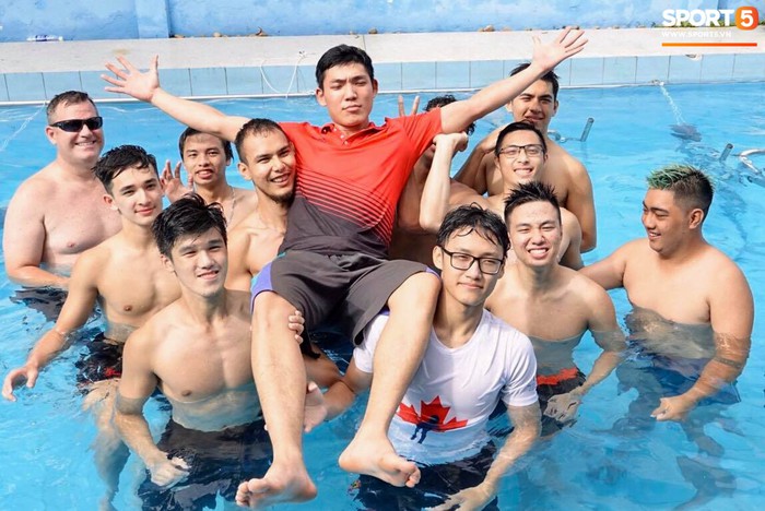 Khoảnh khắc &quot;lão tướng&quot; tuổi 20 của Saigon Heat bị đàn em chơi khăm, dụ dỗ chụp hình xong dìm hẳn xuống hồ bơi - Ảnh 4.