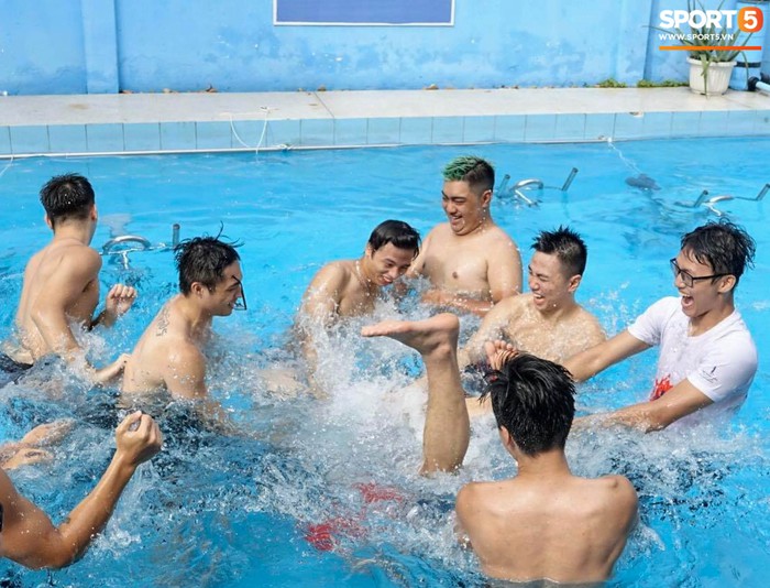 Khoảnh khắc &quot;lão tướng&quot; tuổi 20 của Saigon Heat bị đàn em chơi khăm, dụ dỗ chụp hình xong dìm hẳn xuống hồ bơi - Ảnh 7.