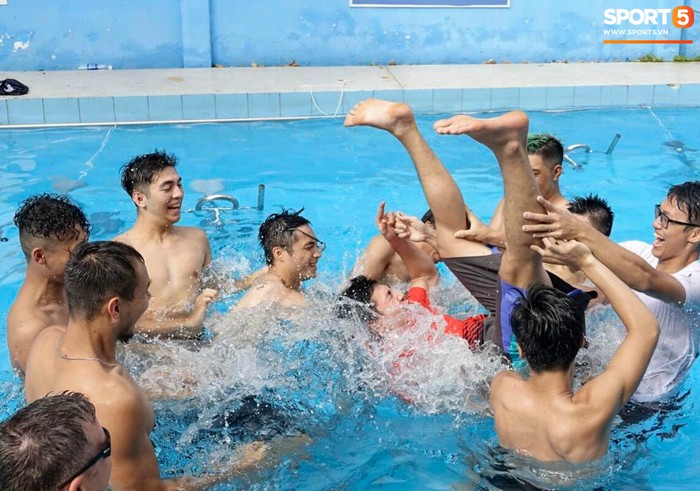 Khoảnh khắc &quot;lão tướng&quot; tuổi 20 của Saigon Heat bị đàn em chơi khăm, dụ dỗ chụp hình xong dìm hẳn xuống hồ bơi - Ảnh 6.