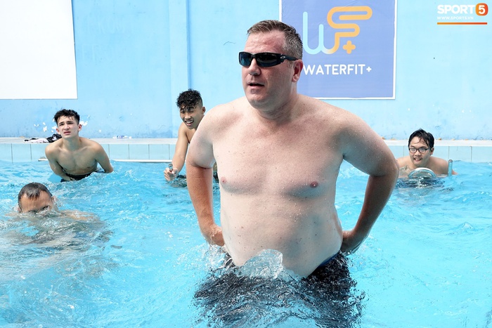 HLV Kevin Yurkus suýt ... mất quần dưới bể bơi khi tập cực sung, cho học trò &quot;hít khói&quot; - Ảnh 8.