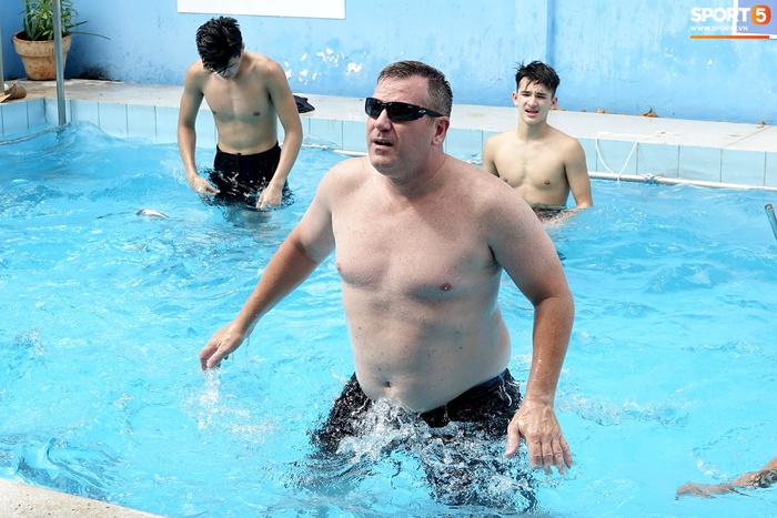 HLV Kevin Yurkus suýt ... mất quần dưới bể bơi khi tập cực sung, cho học trò &quot;hít khói&quot; - Ảnh 7.
