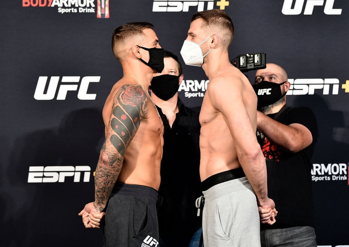 Dustin Poirier đánh bại Dan Hooker trong màn so tài xứng đáng được đề cử cho danh hiệu 