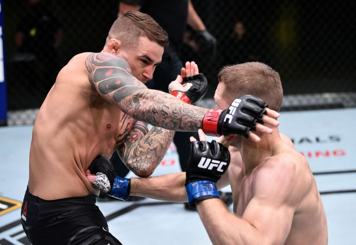 Dustin Poirier đánh bại Dan Hooker trong màn so tài xứng đáng được đề cử cho danh hiệu 