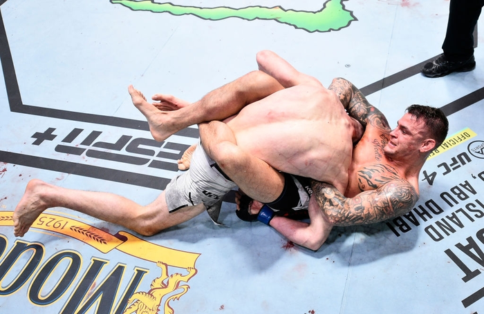 Dustin Poirier đánh bại Dan Hooker trong màn so tài xứng đáng được đề cử cho danh hiệu 