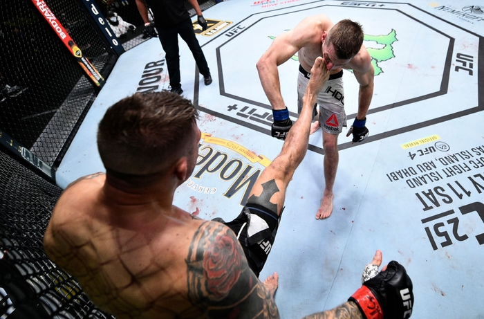 Dustin Poirier đánh bại Dan Hooker trong màn so tài xứng đáng được đề cử cho danh hiệu 