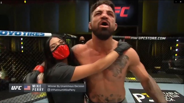 Mike Perry khen lấy khen để cô bạn gái HLV sau chiến thắng trước đối thủ Mickey Gall  - Ảnh 2.