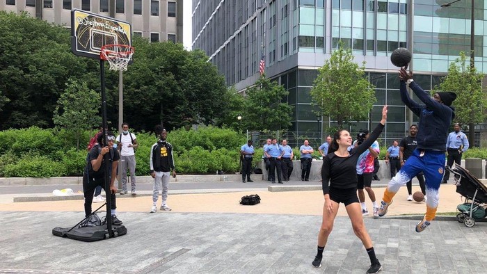 Phá vỡ sự căng thẳng tại các cuộc biểu tình, hot girl bóng rổ trên Youtube kéo quanh cột rổ đi khắp thành phố Philadelphia - Ảnh 2.