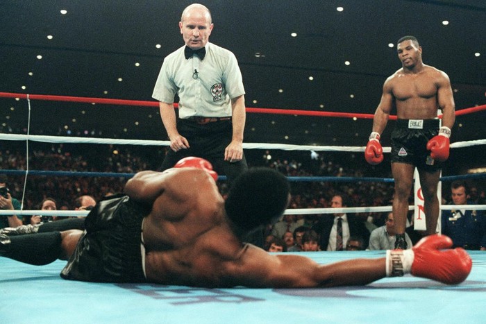 Hé lộ video tập luyện năm 17 tuổi của Mike Tyson: Tốc độ lẫn sức mạnh đều đáng nể khiến đối phương dù đeo đồ bảo hộ đầu vẫn bị lép vế - Ảnh 3.