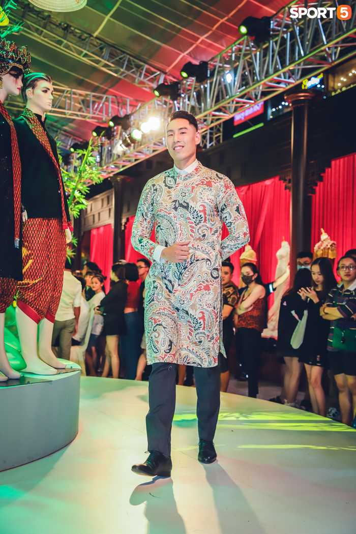 Justin Young lấn sân người mẫu, tự tin sải bước cùng tà áo dài truyền thống Việt Nam - Ảnh 1.