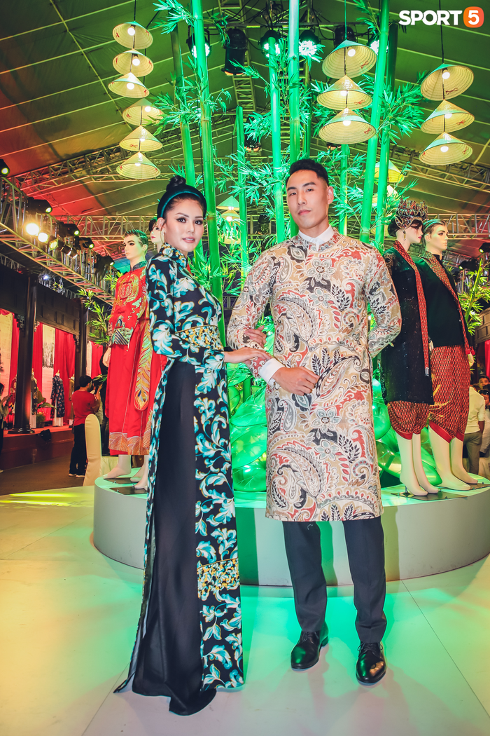 Justin Young lấn sân người mẫu, tự tin sải bước cùng tà áo dài truyền thống Việt Nam - Ảnh 2.