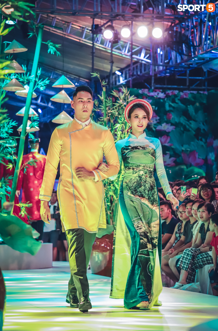 Justin Young lấn sân người mẫu, tự tin sải bước cùng tà áo dài truyền thống Việt Nam - Ảnh 3.