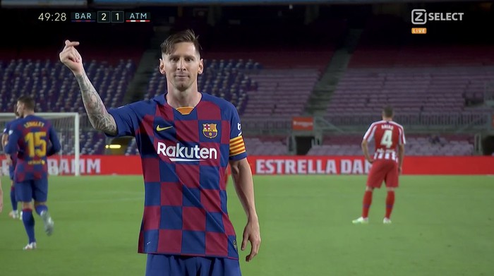 Messi trong ngày ghi bàn thắng thứ 700: Biến đối phương thành thành hề bằng một cú chích bóng, sáng tạo ra phong cách ăn mừng mới nhưng hết trận vẫn không thể nở nụ cười - Ảnh 2.