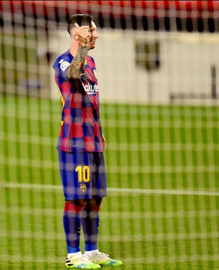 Messi trong ngày ghi bàn thắng thứ 700: Biến đối phương thành thành hề bằng một cú chích bóng, sáng tạo ra phong cách ăn mừng mới nhưng hết trận vẫn không thể nở nụ cười - Ảnh 3.