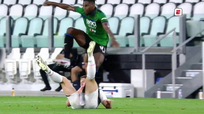 Trung vệ hotboy của Juventus kêu gào thảm thiết sau khi dính chấn thương cực nguy hiểm vùng nhạy cảm - Ảnh 1.