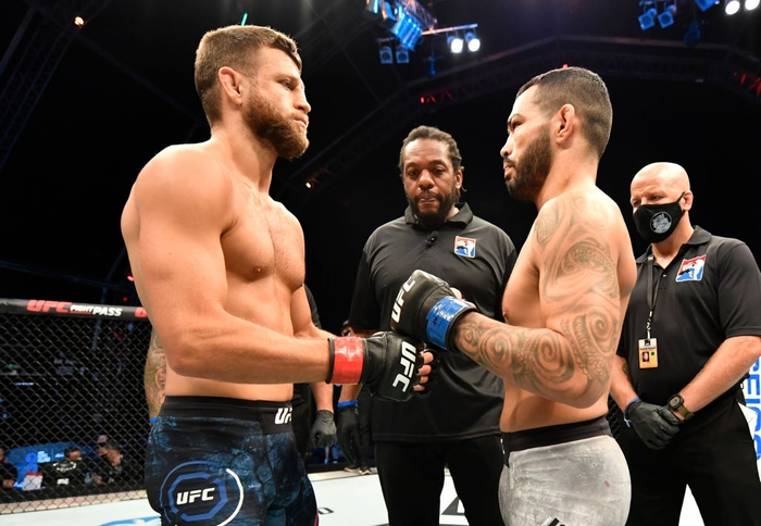 Calvin Kattar đánh bại Dan Ige trong trận đại chiến tại hạng lông, lập tức lên tiếng thách thức nhà vô địch Volkanovski - Ảnh 1.