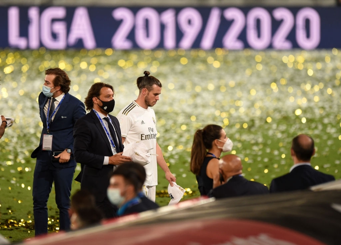 Cầu thủ đắt giá nhất Real Madrid cười chua chát lặng nhìn đồng đội ăn mừng, muốn vào &quot;quẩy&quot; cùng nhưng gượng gạo cực đáng thương - Ảnh 4.