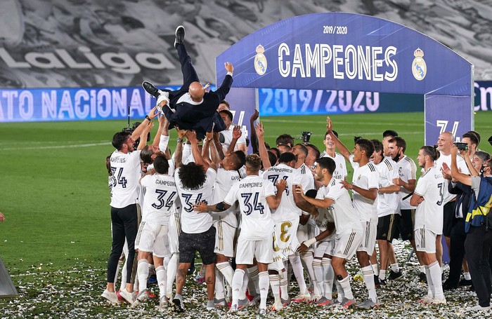 Cầu thủ đắt giá nhất Real Madrid cười chua chát lặng nhìn đồng đội ăn mừng, muốn vào &quot;quẩy&quot; cùng nhưng gượng gạo cực đáng thương - Ảnh 1.