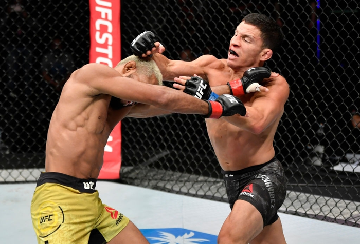 Figueiredo khóa gục Benavidez, giành về chiếc đai vô địch của UFC - Ảnh 2.