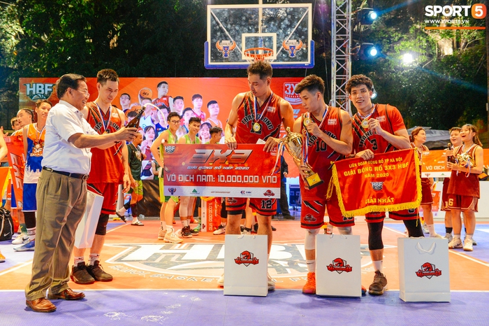 Chặng đường tới chức vô địch và loạt biểu cảm đáng yêu của dàn sao Thang Long Warriors trong lễ nhận cúp giải đấu 3x3 HBF 2020 - Ảnh 7.